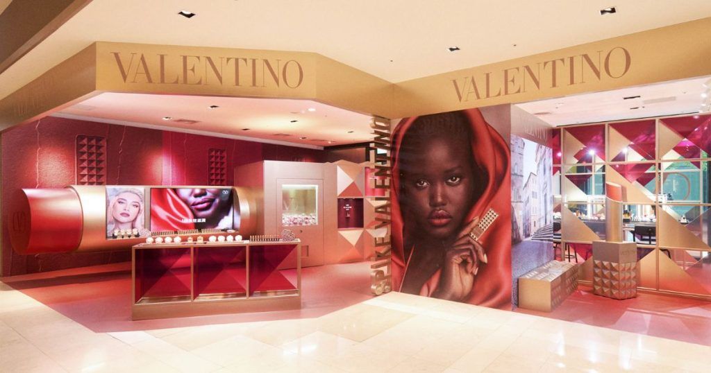 VALENTINO 奢金鉚釘快閃店開幕!必打卡巨大鉚釘唇膏、限定款美妝、人生四格時尚大片等亮點一次看