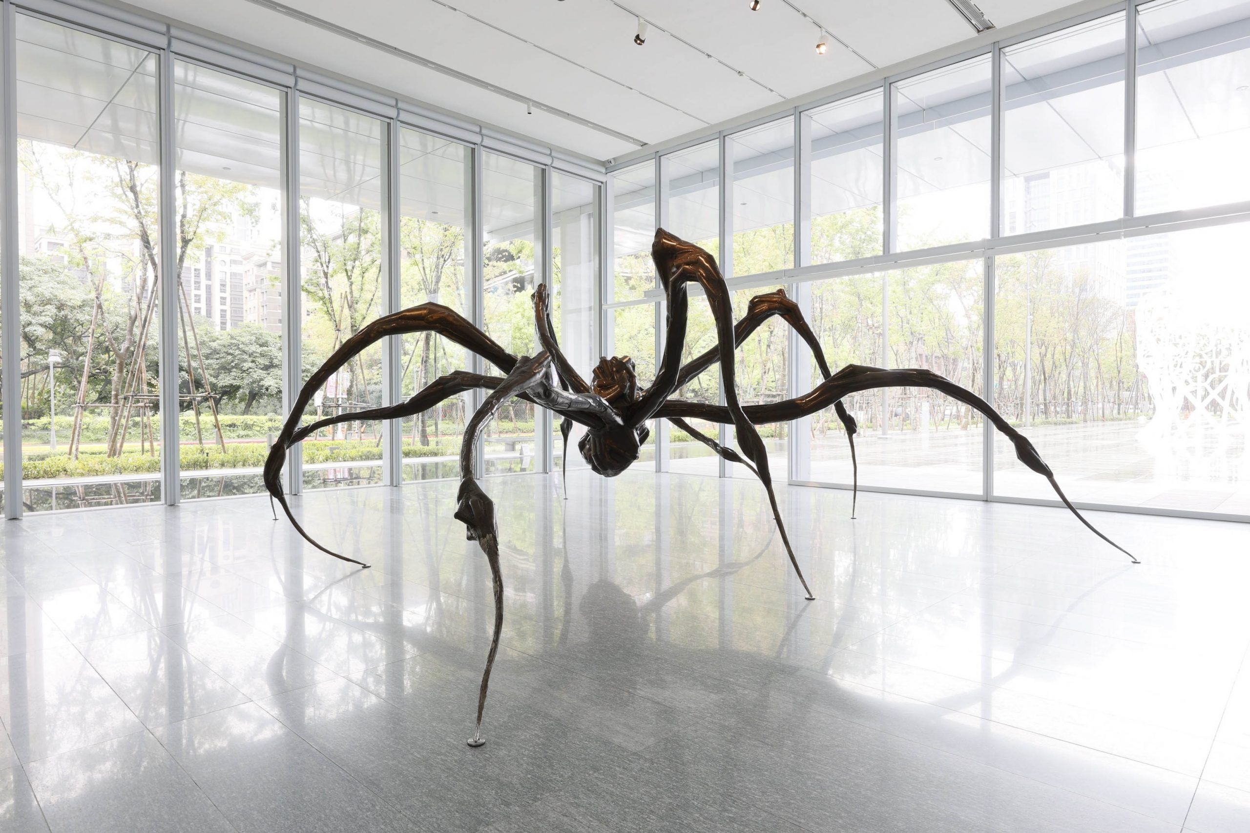 20萬人朝聖的巨型蜘蛛雕塑藝術家巡迴來台《路易絲．布爾喬亞：剛從地獄