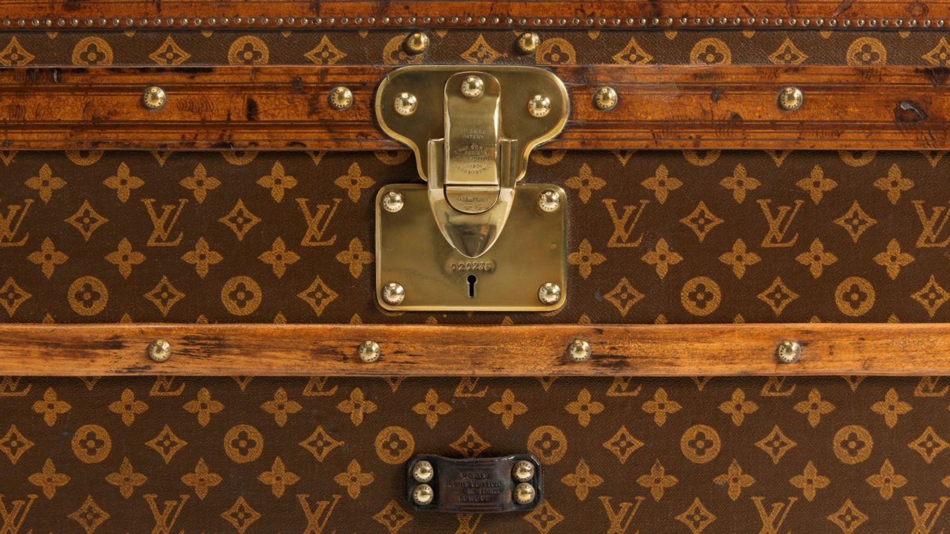 跨越一世紀的經典：LV 老花 130 週年！全新 Monogram 紀念系列登場，揭秘 1896 年原始設計與三大限量包款 ...