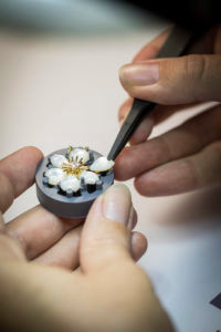 Savoire-faire: Adjusting a mother-of-pearl motif