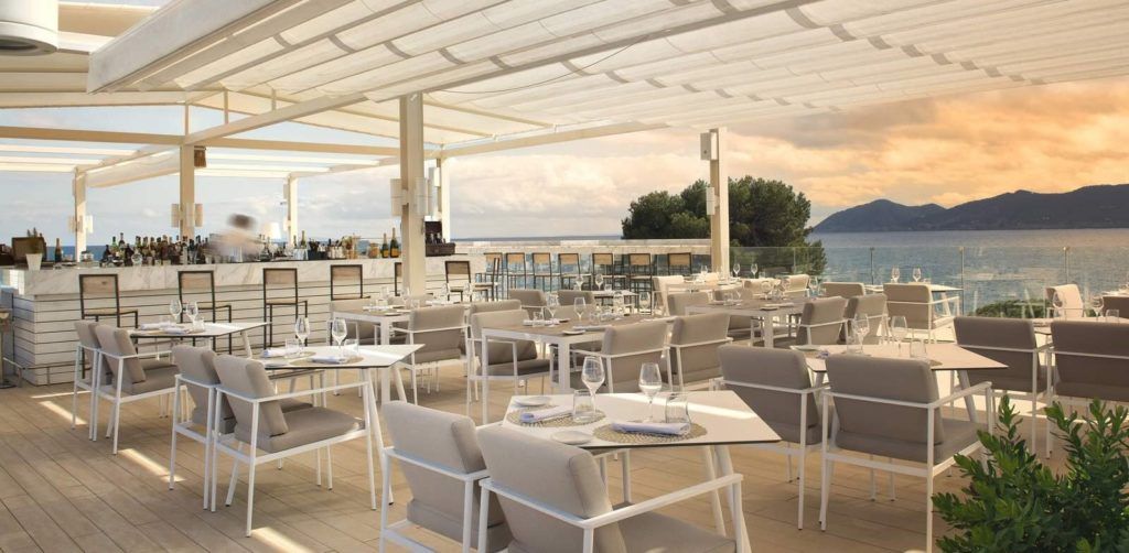 Best Rooftop Bars in the World that Offer a Luxurious Dining Experience