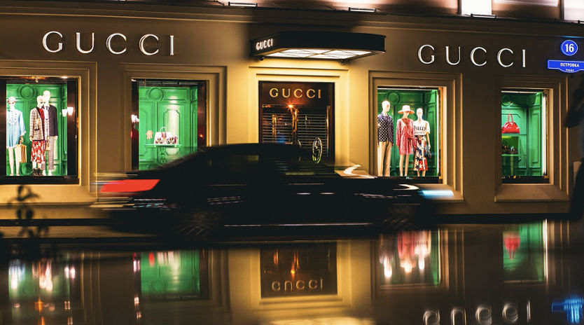 Nhà Gucci là một trong những thương hiệu đẳng cấp nhất thế giới, với những sản phẩm độc đáo và chất lượng tuyệt vời. Hãy cùng xem hình ảnh liên quan để cảm nhận sự sang trọng và đẳng cấp của Gucci. 