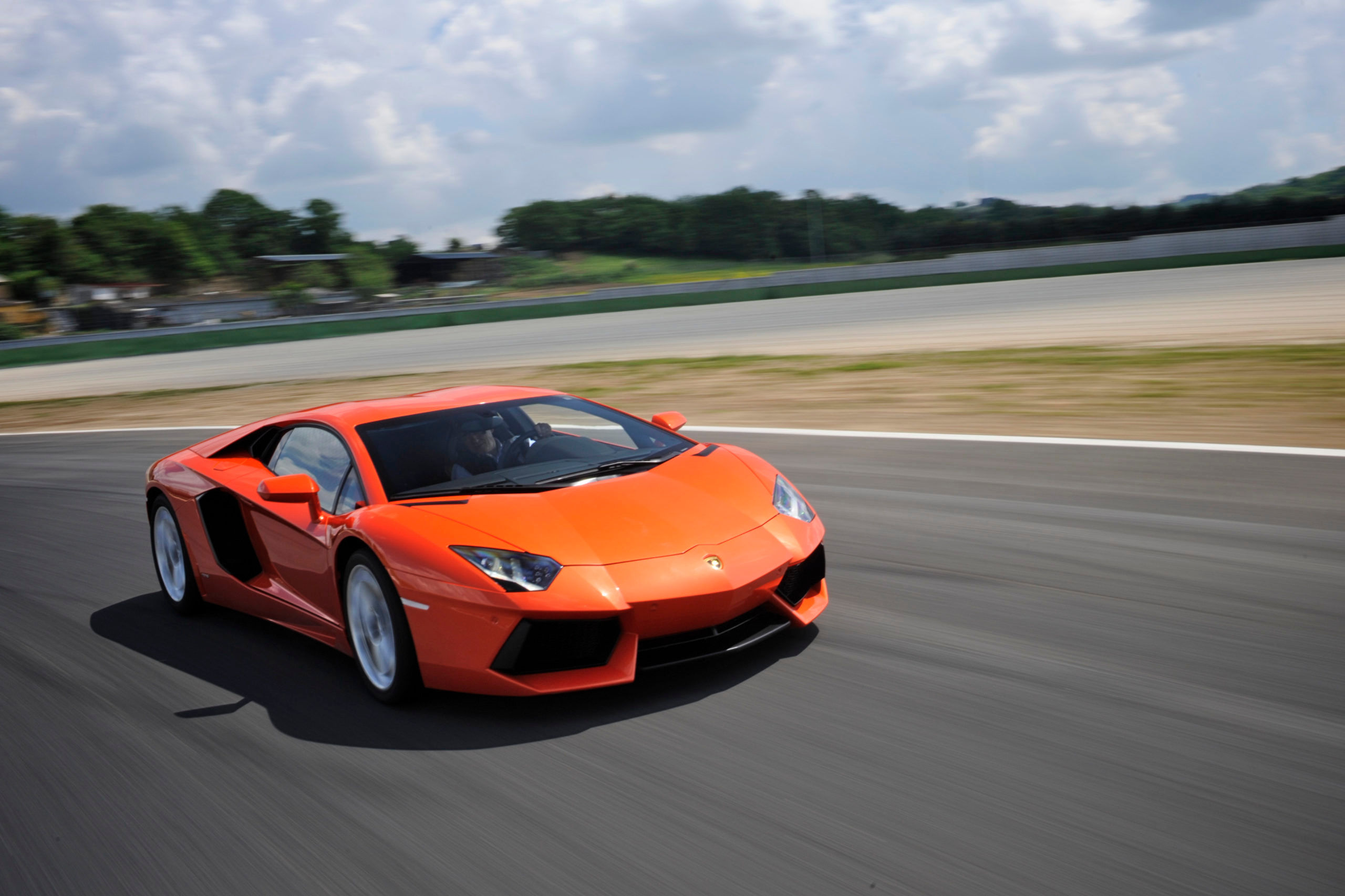 Đừng bỏ lỡ lịch sử huyền thoại của Lamborghini Aventador. Từ ngày ra đời đến hiện tại, chiếc xe đã được thay đổi và cải tiến nhiều lần để trở thành một trong những siêu xe được ưa chuộng nhất trên thế giới.