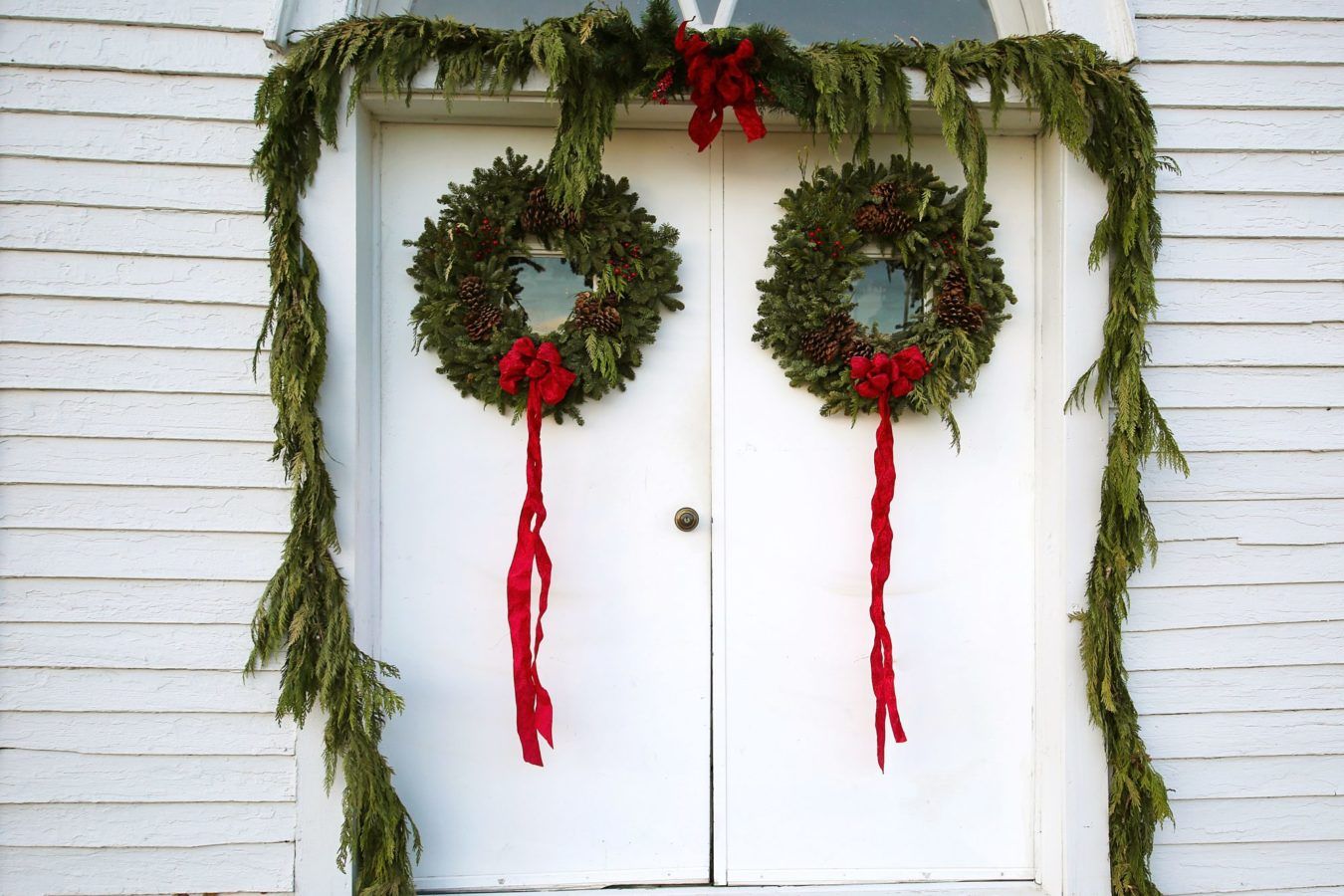 How to Hang a Festive Garland In Your Home This Holiday Season
