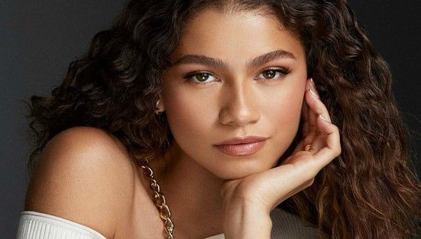 Trending makeup looks: Minimal foundation and concealer