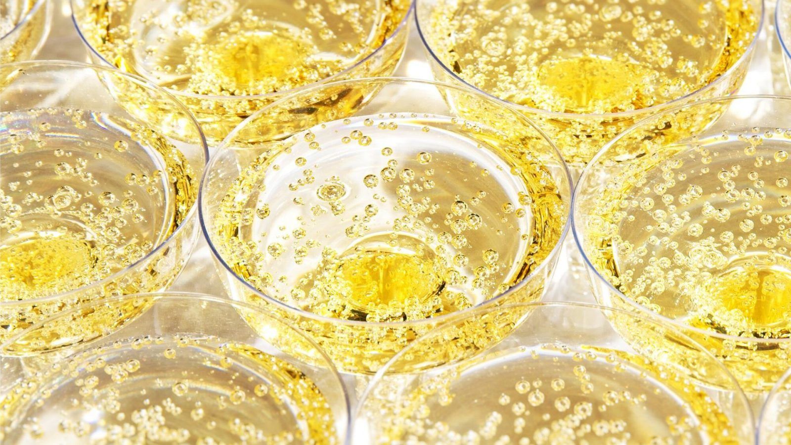 The Difference Between Champagne and Sparkling Wine, Explained