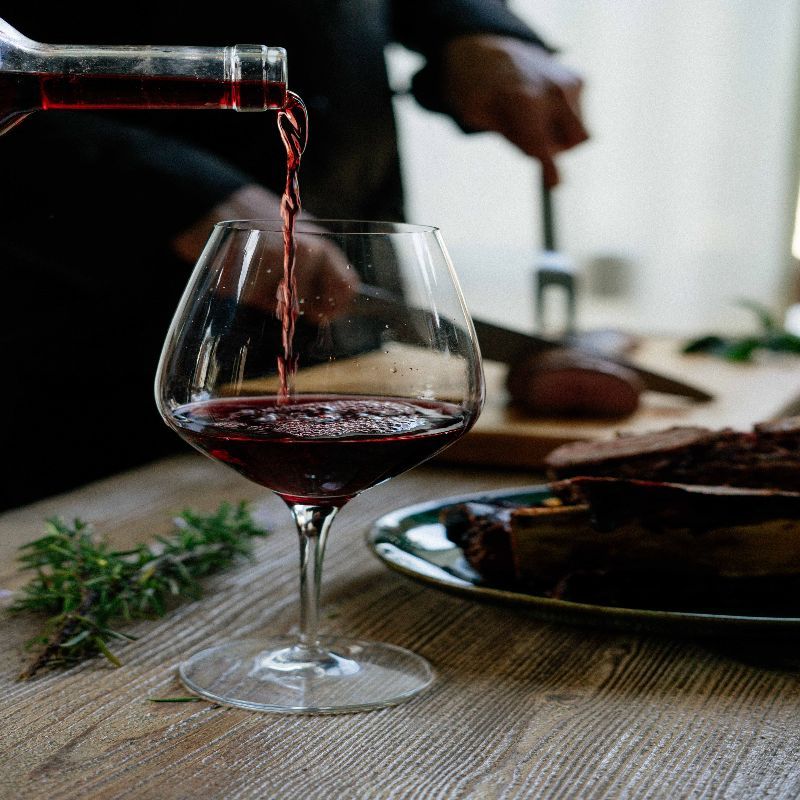 A Comprehensive Guide to Pairing the Right Wines with the Right Glasses