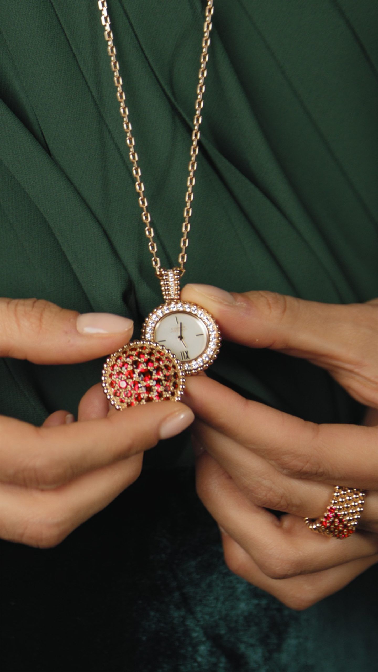 Perlée Collection Van Cleef & Arpels Adds Exciting New Variations to its Perlée Collection