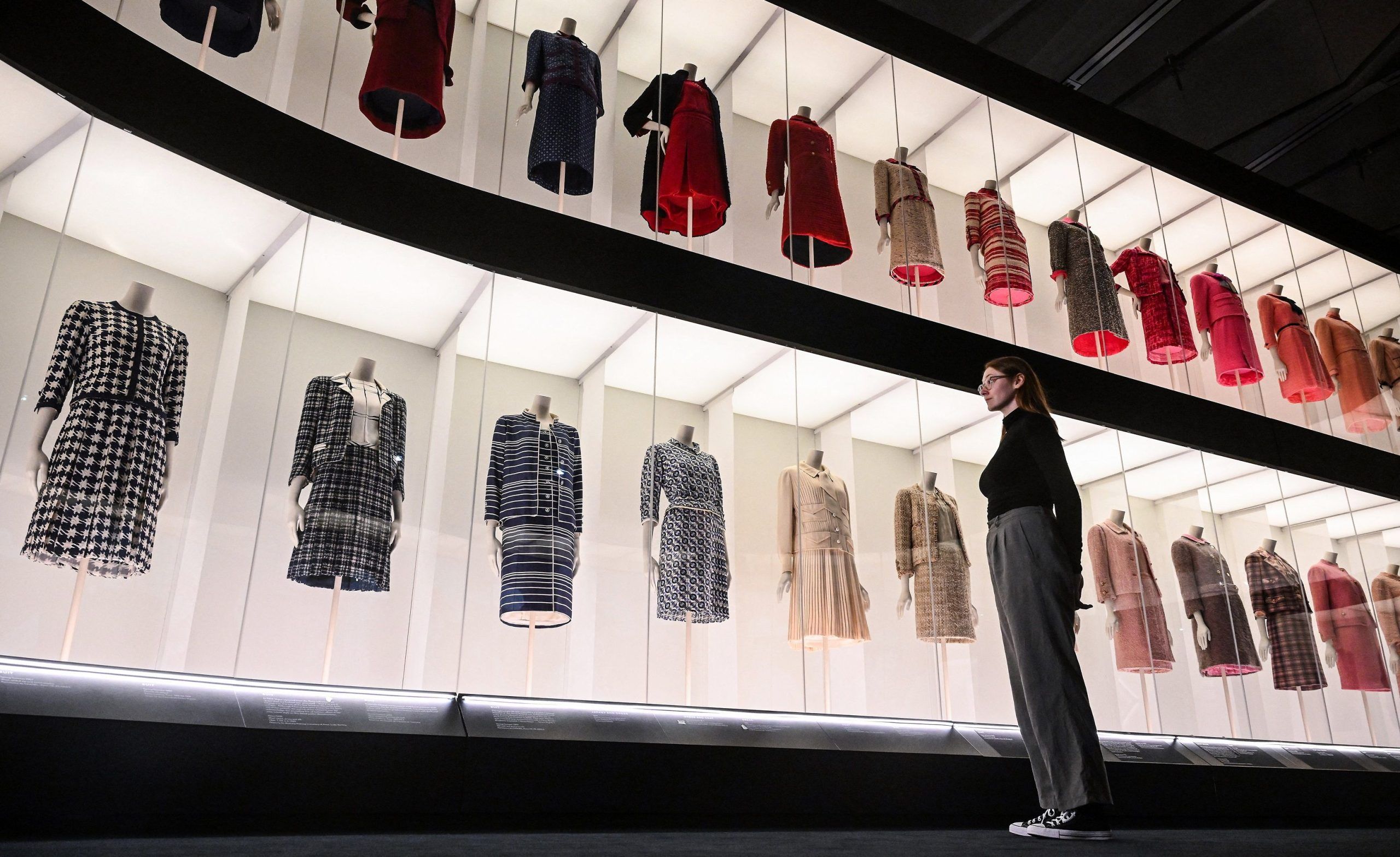 Gabrielle Chanel: Fashion Manifesto exhibition - une femme d'un certain âge
