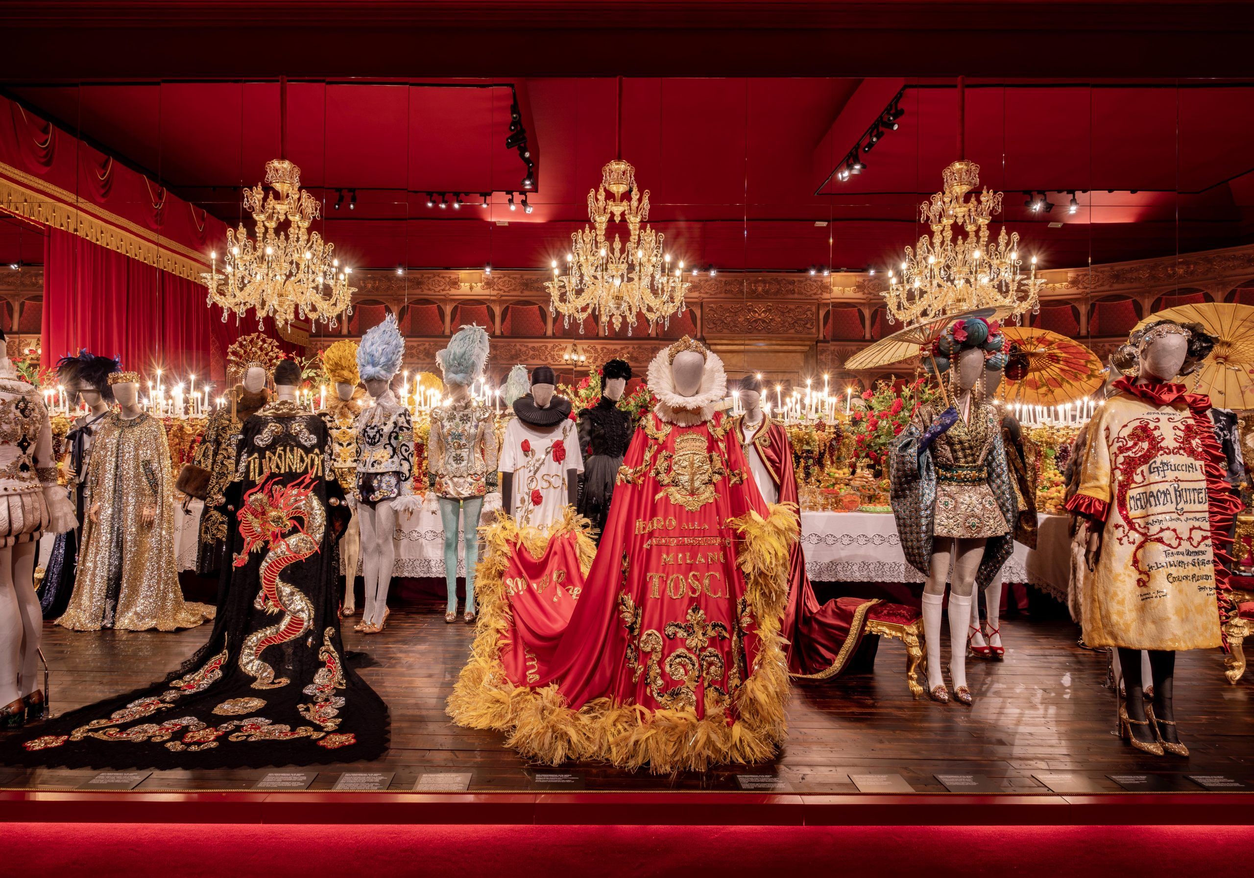 DOLCE&amp;GABBANA サテンブラウス 40 未使用 ヴィンテージ Captivating 'Du Cœur À La Main: Dolce&Gabbana' Exhibition Opens at